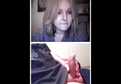 Mec enfonce ses doigts dans le cul rond de la film porno en streaming français cow-girl blonde chaude